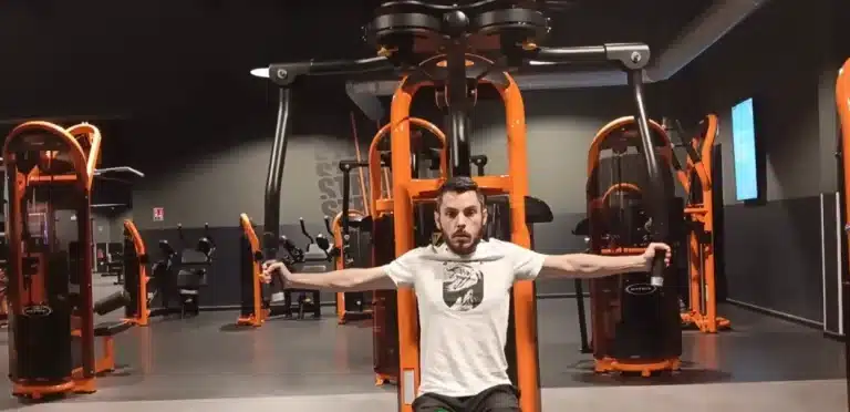 exercice pec deck à la machine guidée
