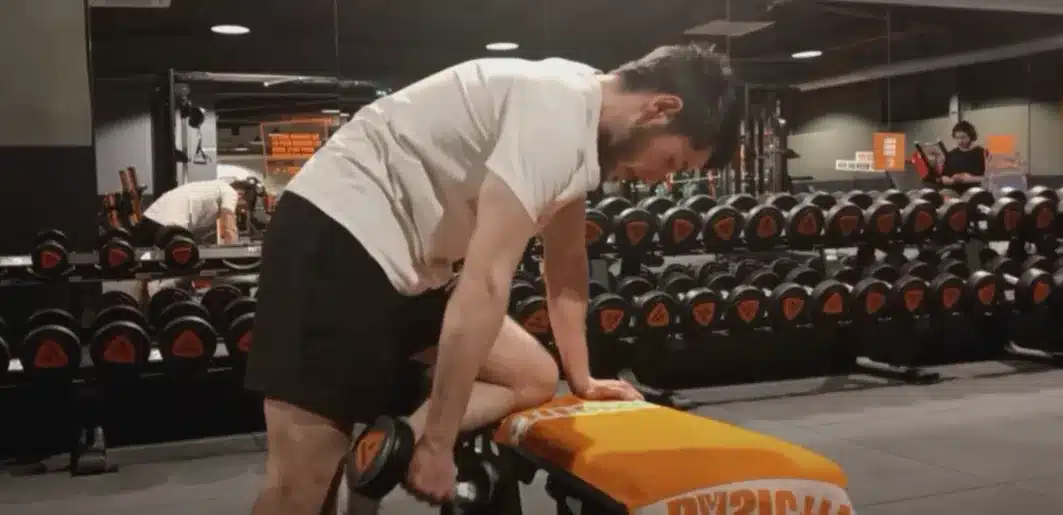 Le rowing haltère unilatéral pour muscler ton dos