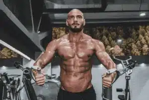 homme qui a travaillé ses pectoraux