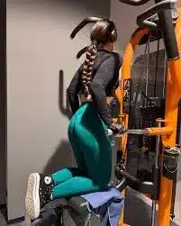 la machine de tractions assistées pour apprendre le mouvement des tractions pour un débutant