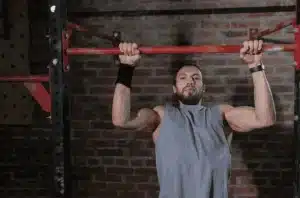 l'exercice des tractions à la barre