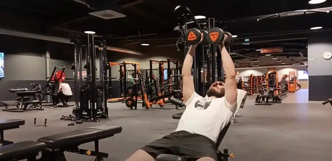 L’écarté incliné haltères : débute facilement sur cet exercice