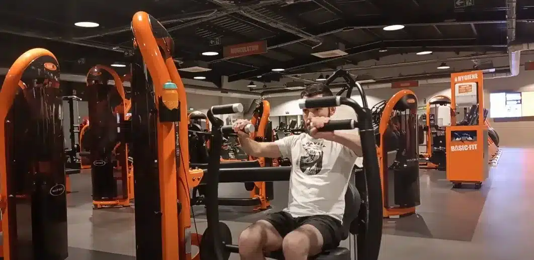 L’exercice Chest Press (machine convergente) : le guide complet