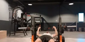 le développé couché barre pour développer les pectoraux