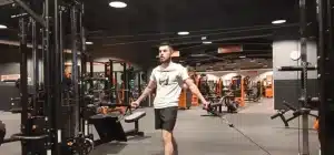exercice écarté vis à vis poulie basse