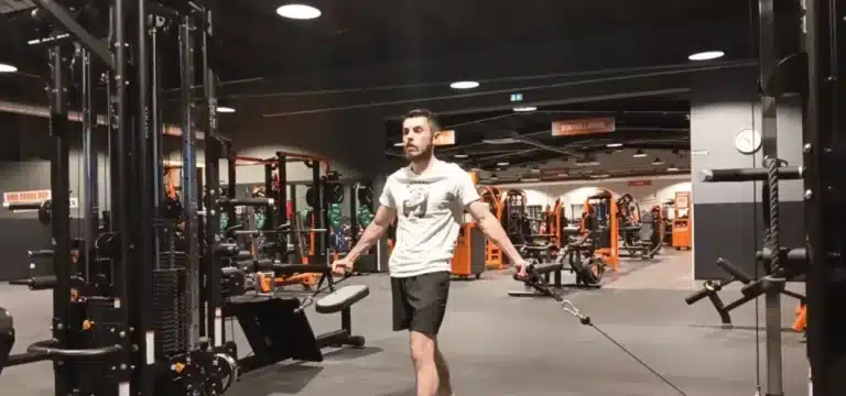 exercice écarté vis à vis poulie basse