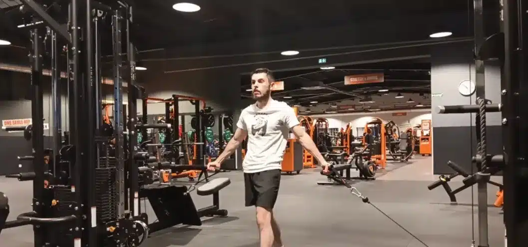 L’écarté vis à vis à la poulie basse