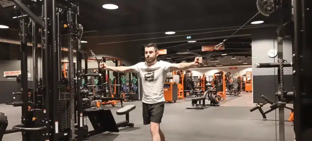 L’écarté à la poulie haute