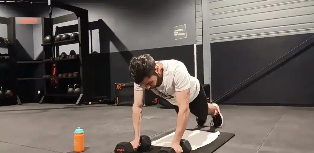 Les pompes avec haltères : un exercice peu connu pour tes pectoraux