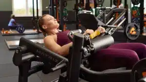 hip thrust machine pour solliciter les fessiers pour une personne maigre