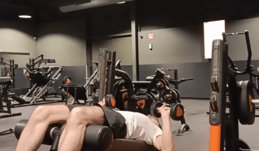 le développé décliné haltères, variante du développé couché barre