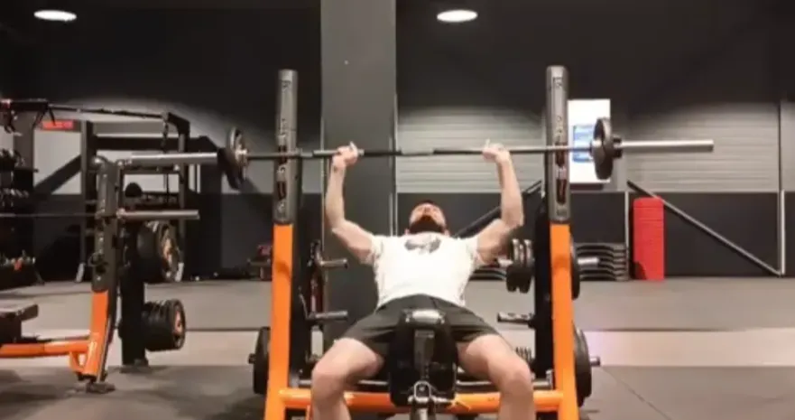 le développé incliné barre, exercice important pour les pectoraux