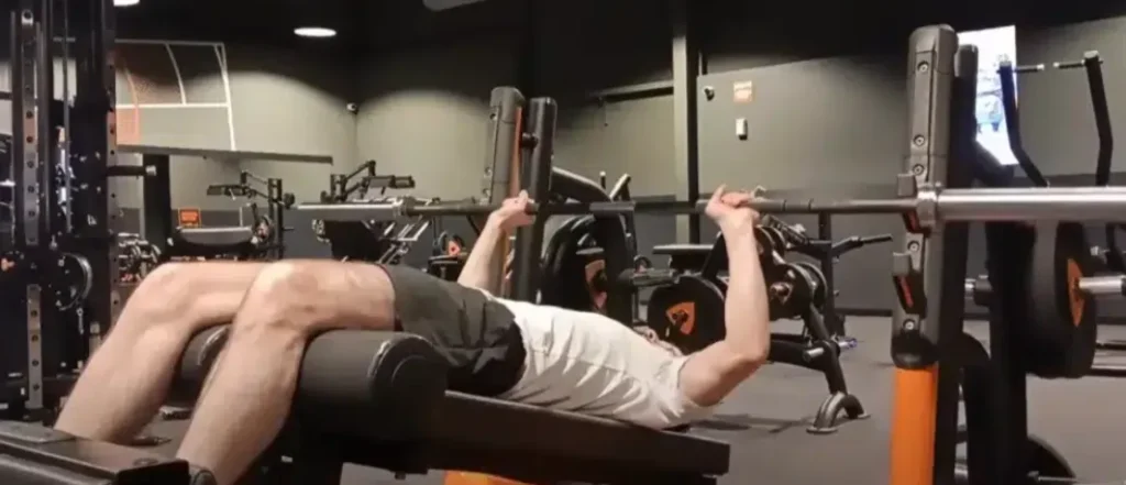 variante avec le développé décliné barre