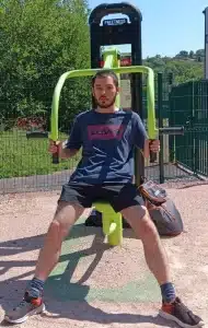 mauvais positionnement des pieds sur la shoulder press, ce qui rend l'exercice moins stable