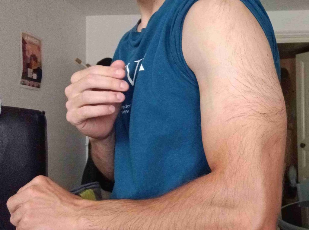 mon triceps de face avec les coudes à 90°