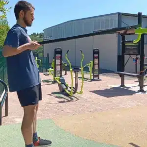 point d'ancrage pas assez au haut au tirage vertical élastique, ce qui change la nature de l'exercice
